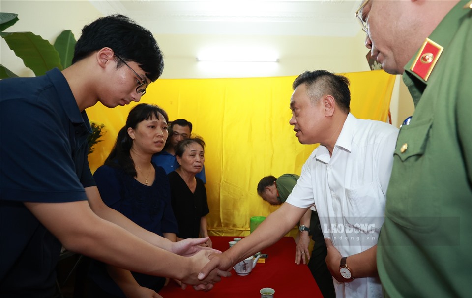 Chủ tịch UBND TP.Hà Nội cũng đi cùng đoàn tới thăm hỏi gia đình của Thượng tá Đặng Văn Quân. Ảnh: Hải Nguyễn