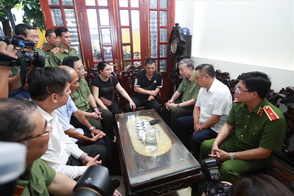 Cũng trong chiều nay, Bộ trưởng và đoàn còn đến thăm hỏi, động viên chia sẻ với gia đình Thượng uý Đỗ Đức Việt - cảnh sát đã hy sinh cùng với Thượng tá Đặng Anh Quân. Ảnh: Hải Nguyễn.