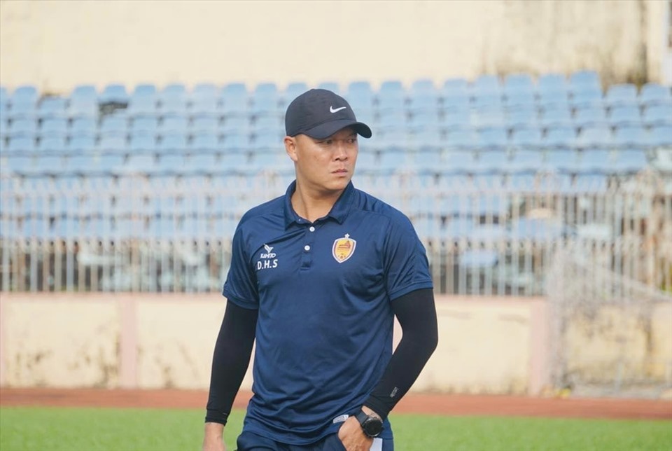 Huấn luyện viên Dương Hồng Sơn chia tay câu lạc bộ Quảng Nam. Ảnh: QNFC