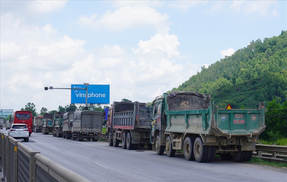 Những đoàn xe tải chở đất đá đã cắt thành thùng, lưu thông trên QL1A, đoạn qua huyện Hoằng Hóa (Thanh Hóa). Ảnh. Q.D