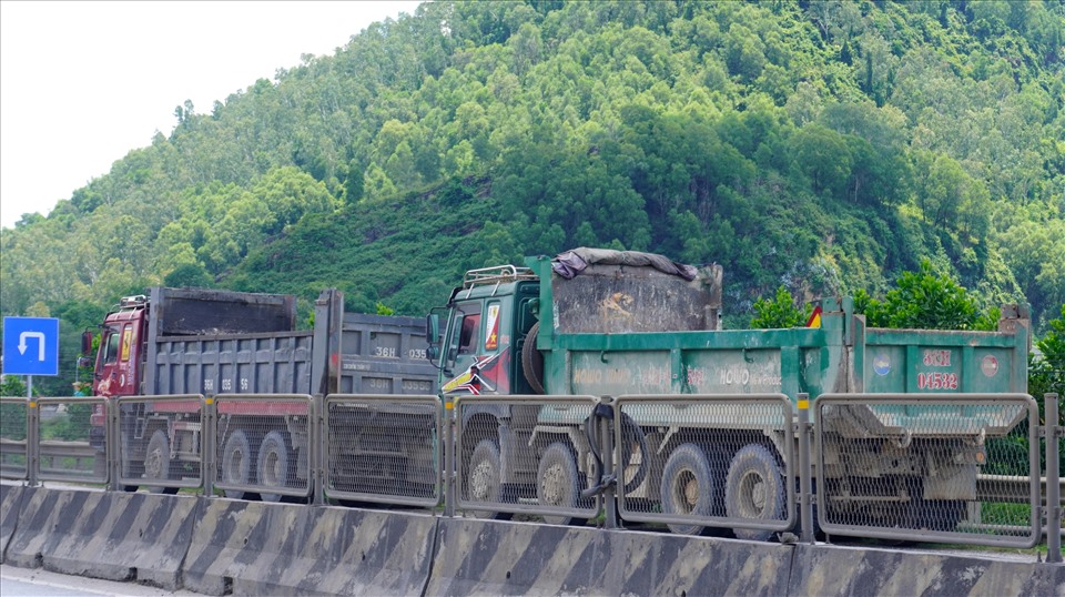 Cũng theo ghi nhận trên nhiều tuyến quốc lộ, tỉnh lộ của tỉnh Thanh Hóa, phần nhiều các xe tải chở đất đá đã được cắt thành thùng. Ảnh: Q.D