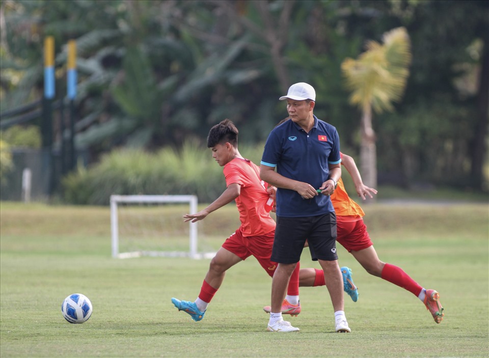 Huấn luyện viên Nguyễn Quốc Tuấn yêu cầu các học trò tập trung tối đa cho màn so tài trước đối thủ U16 Philippines, bởi một chiến thắng sẽ giúp U16 Việt Nam tiến gần hơn với vòng bán kết của giải đấu. Ảnh: VFF