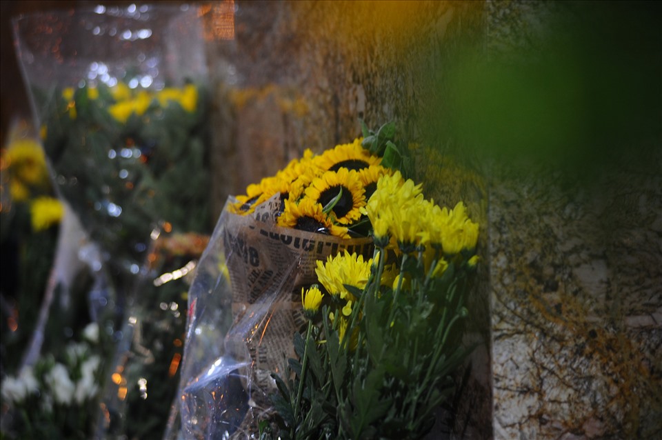 Những bó hoa được đặt ở tượng đài công an nhân dân tối 2.8.