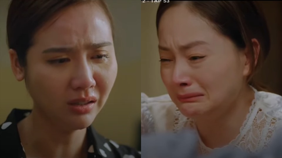 Chị em Khánh, Trang và Vân òa khóc khi phát hiện bệnh tình của mẹ. Ảnh: CMH.