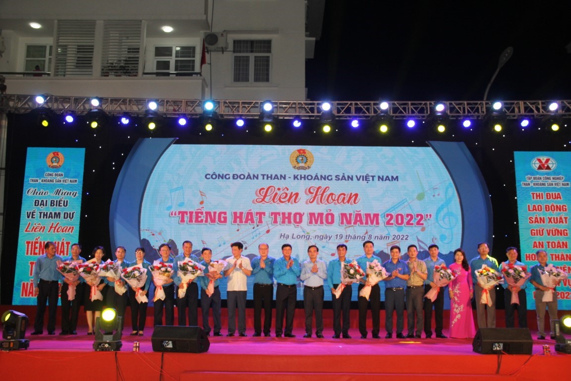 Lãnh đạo Công đoàn TKV, LĐLĐ tỉnh Quảng Ninh, Công ty Than Hòn Gai… chúc mừng 13 Công đoàn cơ sở vùng Hạ Long tham gia chương trình.