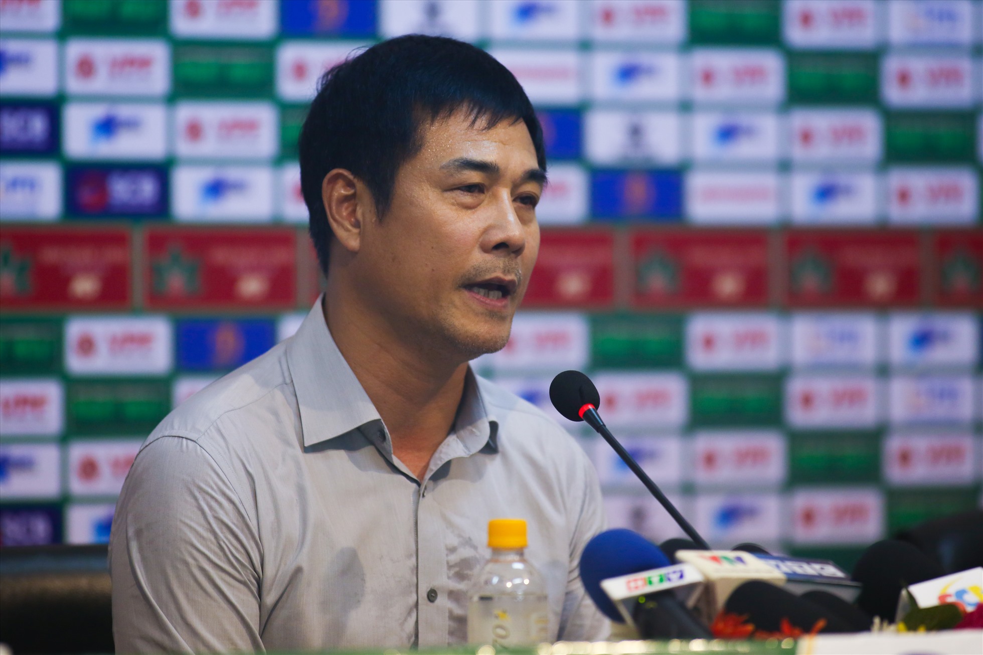 Huấn luyện viên Hữu Thắng dự họp báo sau trận đấu với Sài Gòn. Ảnh: Thanh Vũ