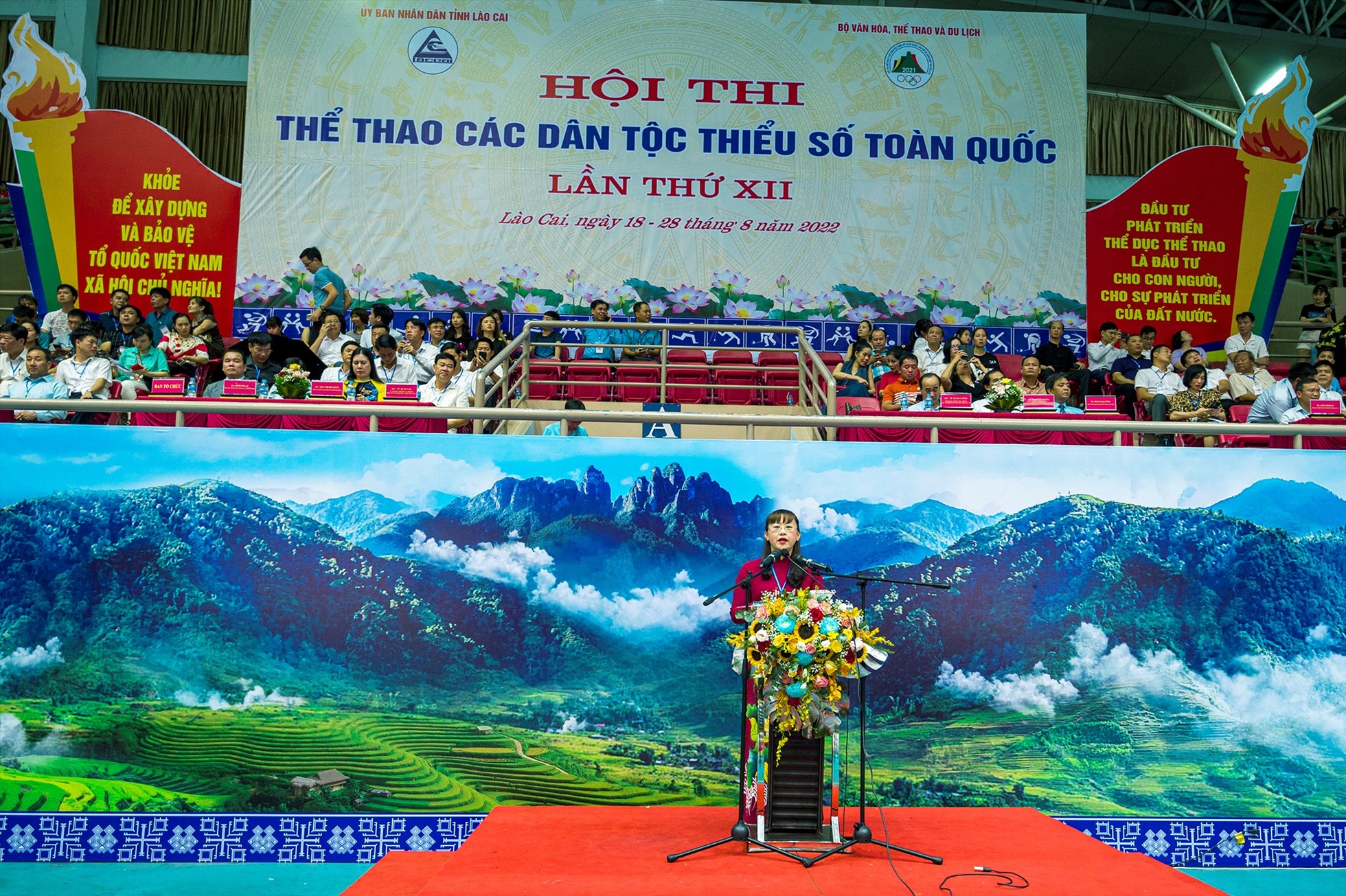 Bà Giàng Thị Dung - Tỉnh ủy viên, Phó Chủ tịch UBND tỉnh Lào Cai, phát biểu chào mừng lễ khai mạc. Ảnh: Thu Hương