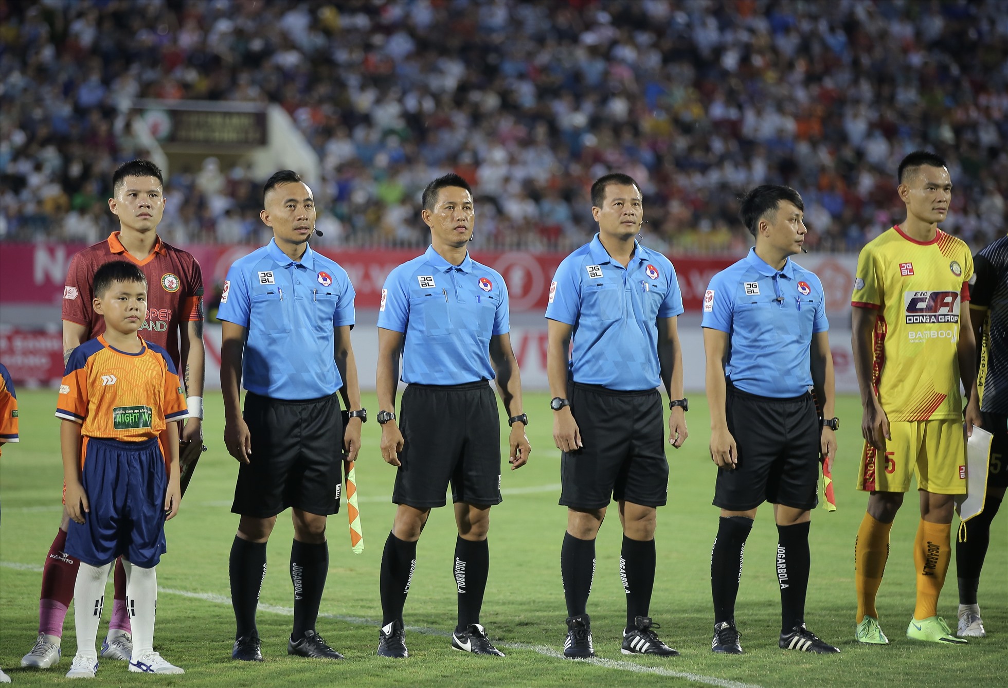 Tổ trọng tài điều khiển trận đấu giữa Bình Định và Thanh Hoá tại vòng 13 V.League 2022. Ảnh: Q.A