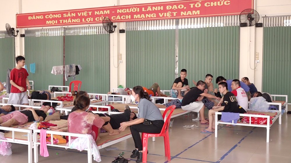 Sau khi về an toàn, 40 người nhập cảnh trái phép được quản lý tại huyện An Phú. Ảnh: VT