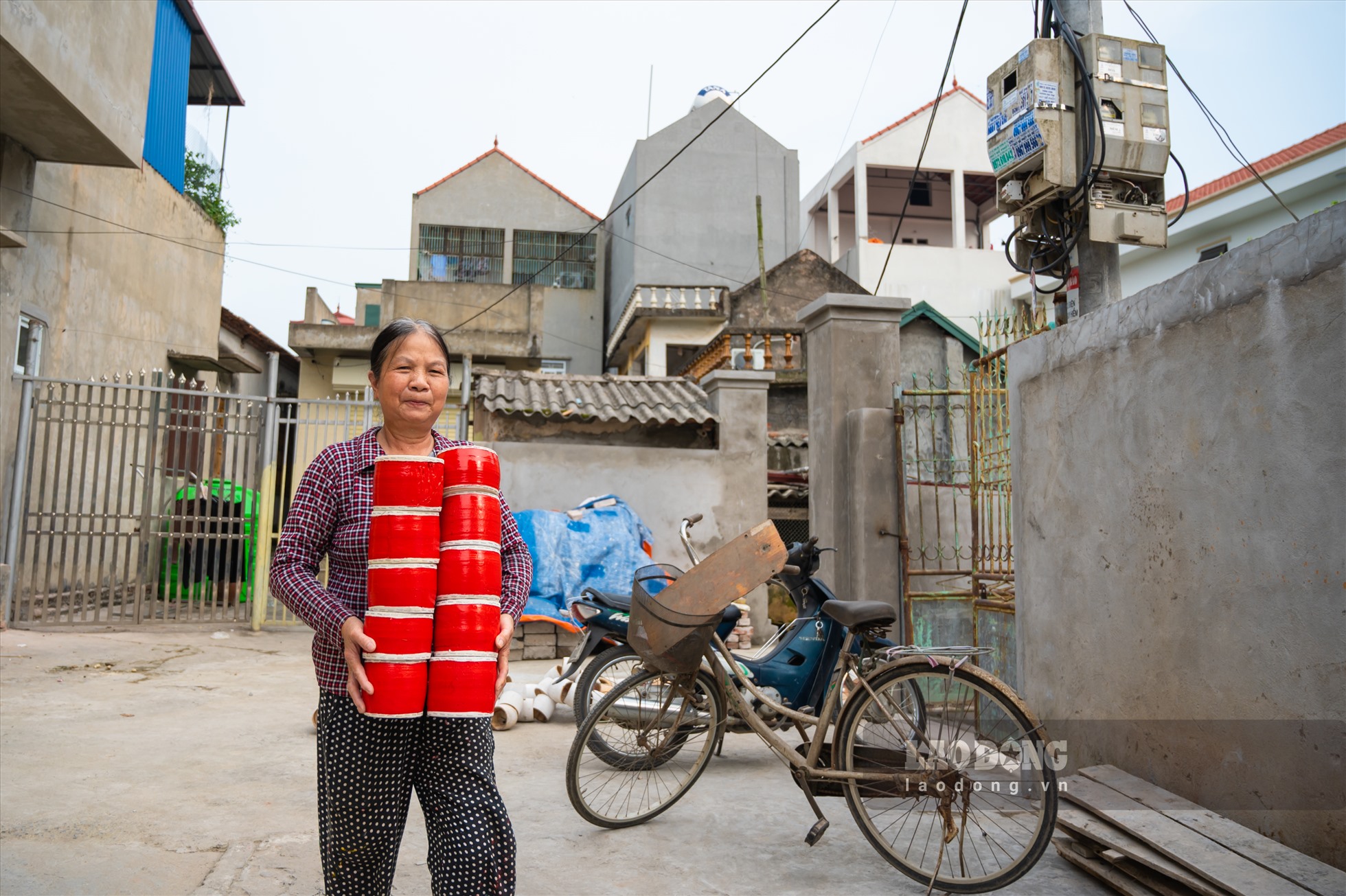 “Dù đầu mùa hay cuối mùa, có nhiều đơn đặt hàng và số lượng lớn hay không thì tôi vẫn giữ nguyên một giá cũng như đảm bảo chất lượng của từng sản phẩm.” Bà Hạnh vui vẻ.