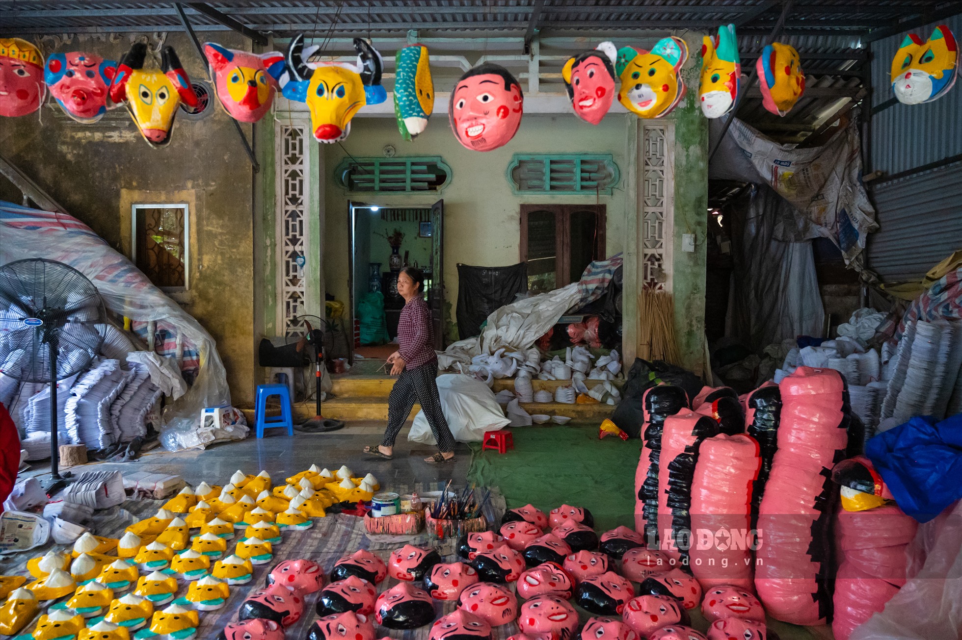 Làng Ông Hảo (Liêu Xá, Yên Mỹ, Hưng Yên) là một trong những làng nghề làm đồ chơi Trung thu truyền thống nổi tiếng khắp cả nước. Nghề truyền thống của làng đã có từ khoảng những năm cuối 80, đầu 90 của thế kỷ trước.