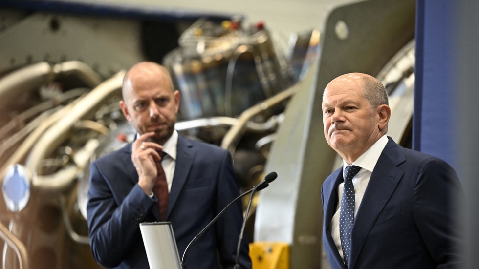 Thủ tướng Đức Olaf Scholz (trái) và Christian Bruch, Chủ tịch kiêm Giám đốc điều hành của Siemens Energy, đứng trước tuabin của đường ống Nord Stream 1, ngày 3.8.2022. Ảnh: AFP