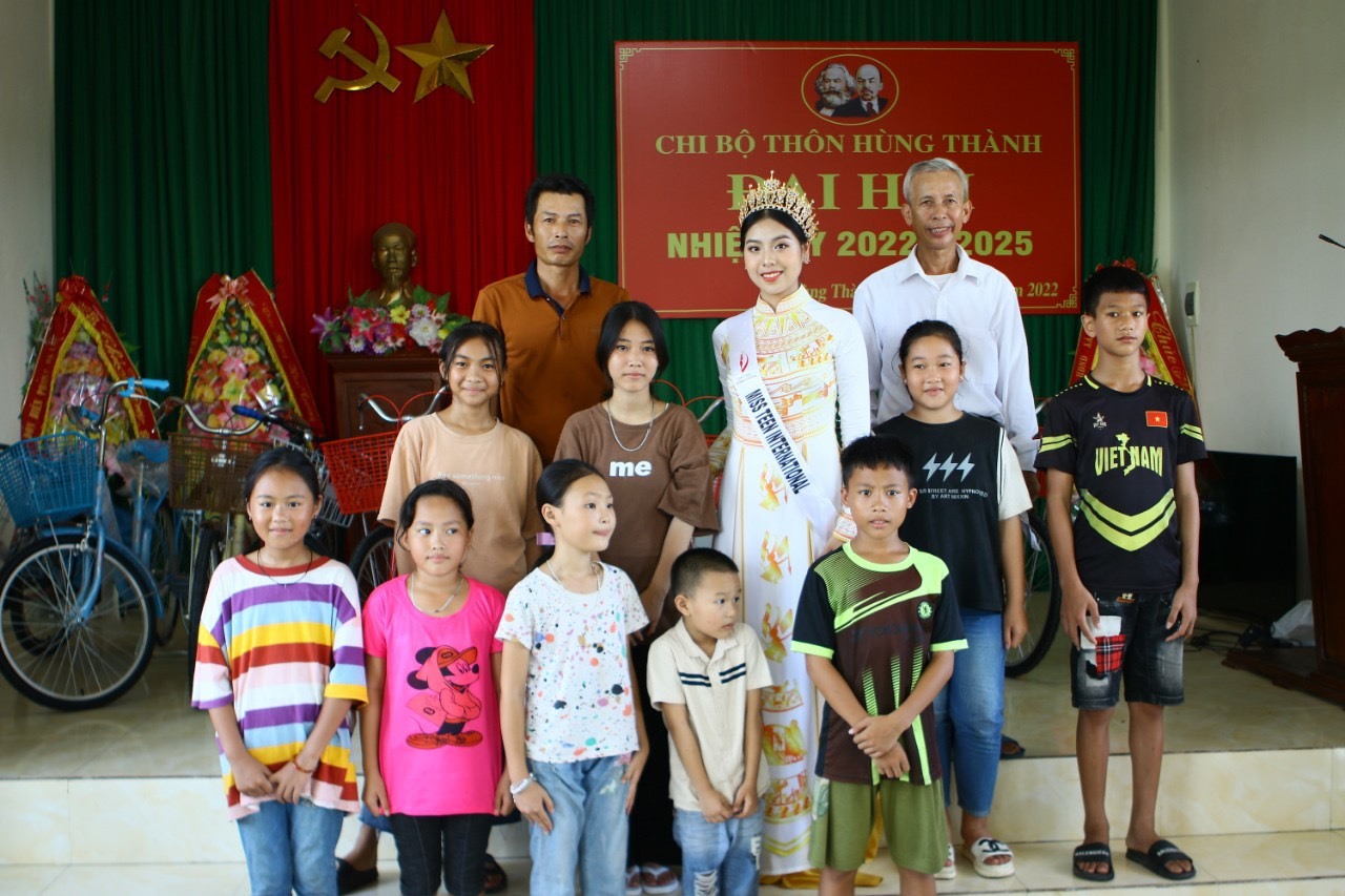 Ngô Ngọc Gia Hân tặng xe đạp cho trẻ em thôn Hùng Thành, xã Đa Lộc- Huyện Hậu Lộc- Thanh Hóa. Ảnh: NSCC