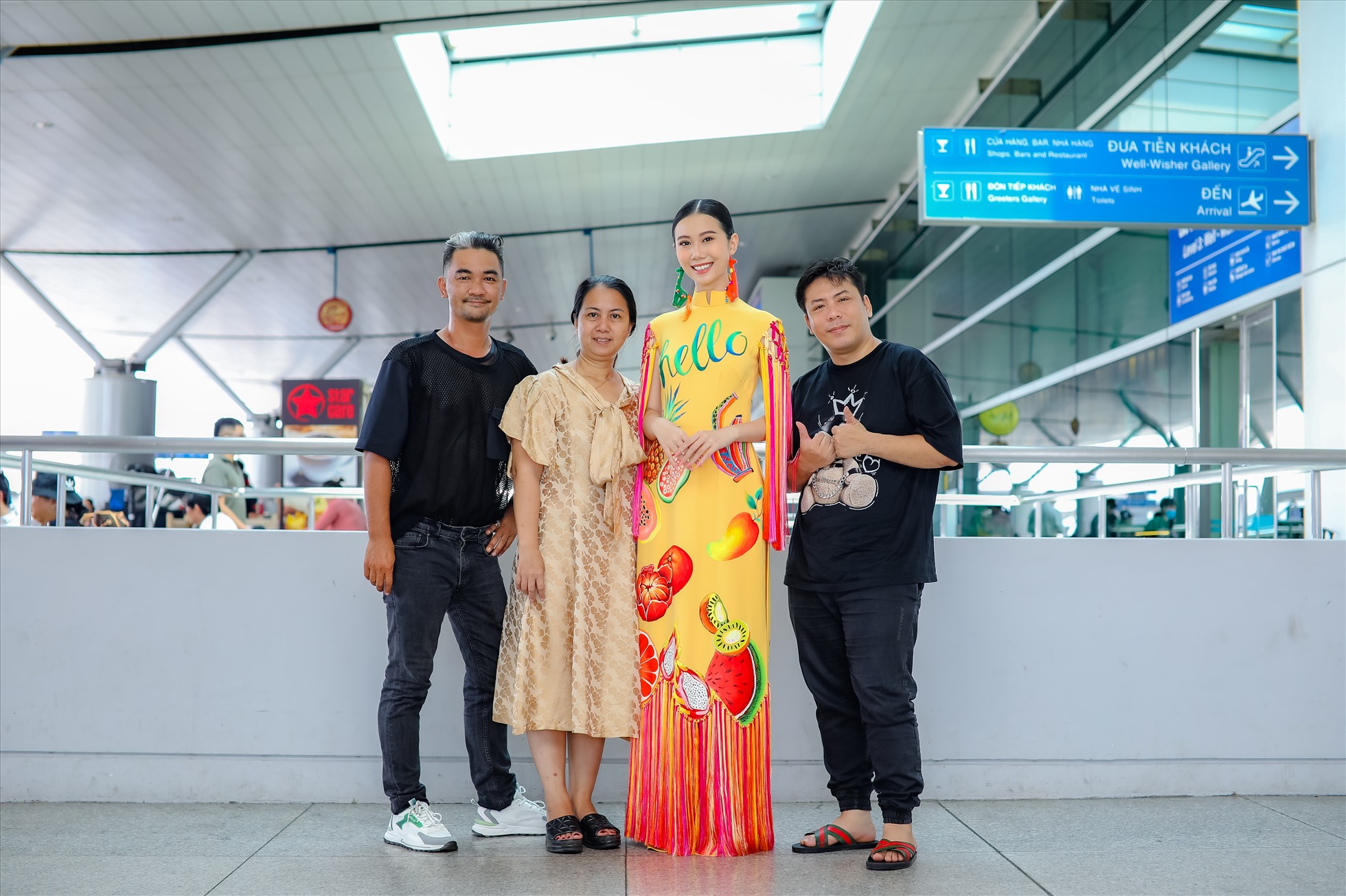 Cô có dịp gặp tổng lãnh sự quán Malaysia tại Việt Nam Wong Chia Chiann và được bà chia sẻ những điều quan trọng về văn hoá cũng như trang phục truyền thống Kebaya. Ảnh: NSCC