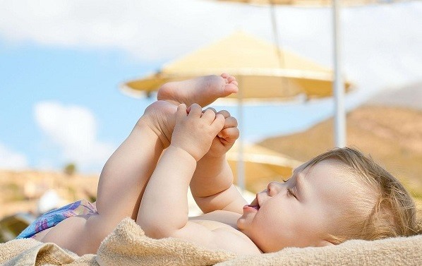 Ánh nắng mặt trời giúp bổ sung vitamin D và dưỡng chất cho làn da trẻ nhỏ. Ảnh: EVA