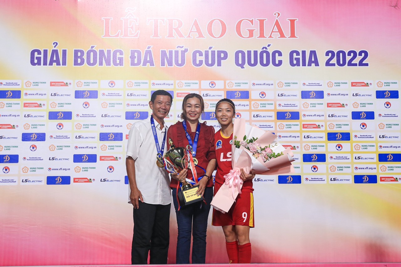 Huỳnh Như chụp ảnh cùng gia đình trong ngày vô địch Cúp quốc gia nữ 2022. Ảnh: Minh Dân