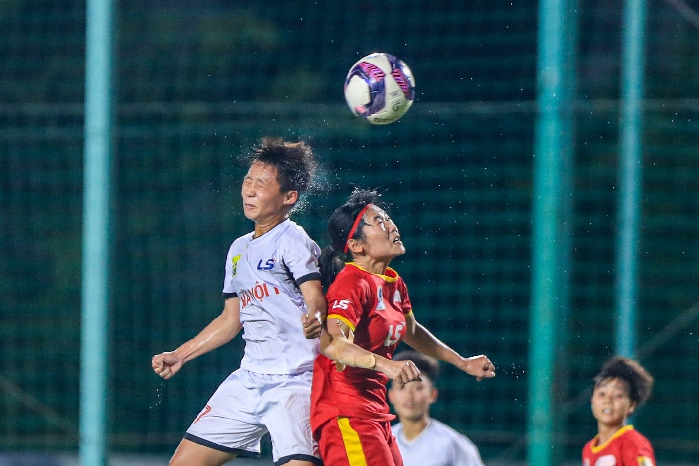 Phút 83, Hà Nội I đưa được bóng vào lưới của Kim Thanh, nhưng trọng tài không công nhận bàn thắng do Hải Linh đã có tình huống phạm lỗi trước đó. Hòa 0-0 trong 90 phút, hai đội dắt nhau vào loạt sút luân lưu để phân định thắng thua.
