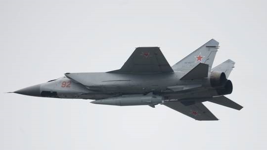 Máy bay đánh chặn siêu thanh Mikoyan MiG-31BM mang tên lửa siêu thanh Kh-47M2 Kinzhal. Ảnh: Andrey Stanavov