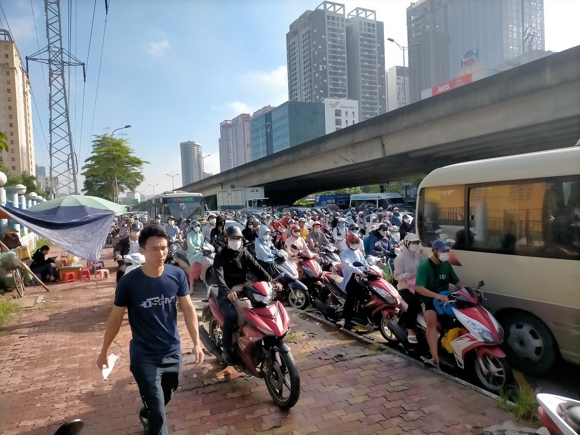 Tại ngã tư Phạm Hùng và Nguyễn Hoằng, Tôn Thất Thuyết sáng nay, đông đúc các phương tiện di chuyển. Nguyên nhân là do sáng thứ 2, tình trạng kẹt xe diễn ra nghiêm trọng hơn.