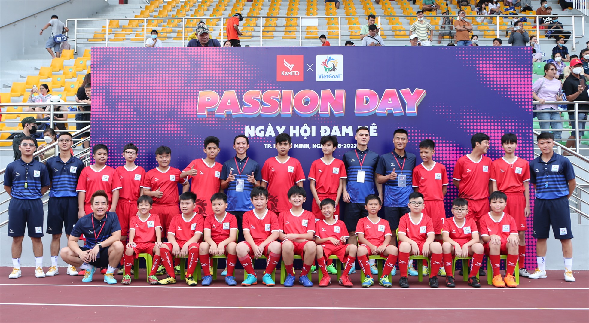 Trận đấu trên nằm trong hoạt động ““Ngày hội bóng đá Passion Day 2022” do thương hiệu thời trang thể thao hàng đầu Việt Nam là Kamito phối hợp cùng trung tâm bóng đá trẻ em VietGoal tổ chức tại sân vận động Gia Định (TP.HCM). Ảnh: A.K