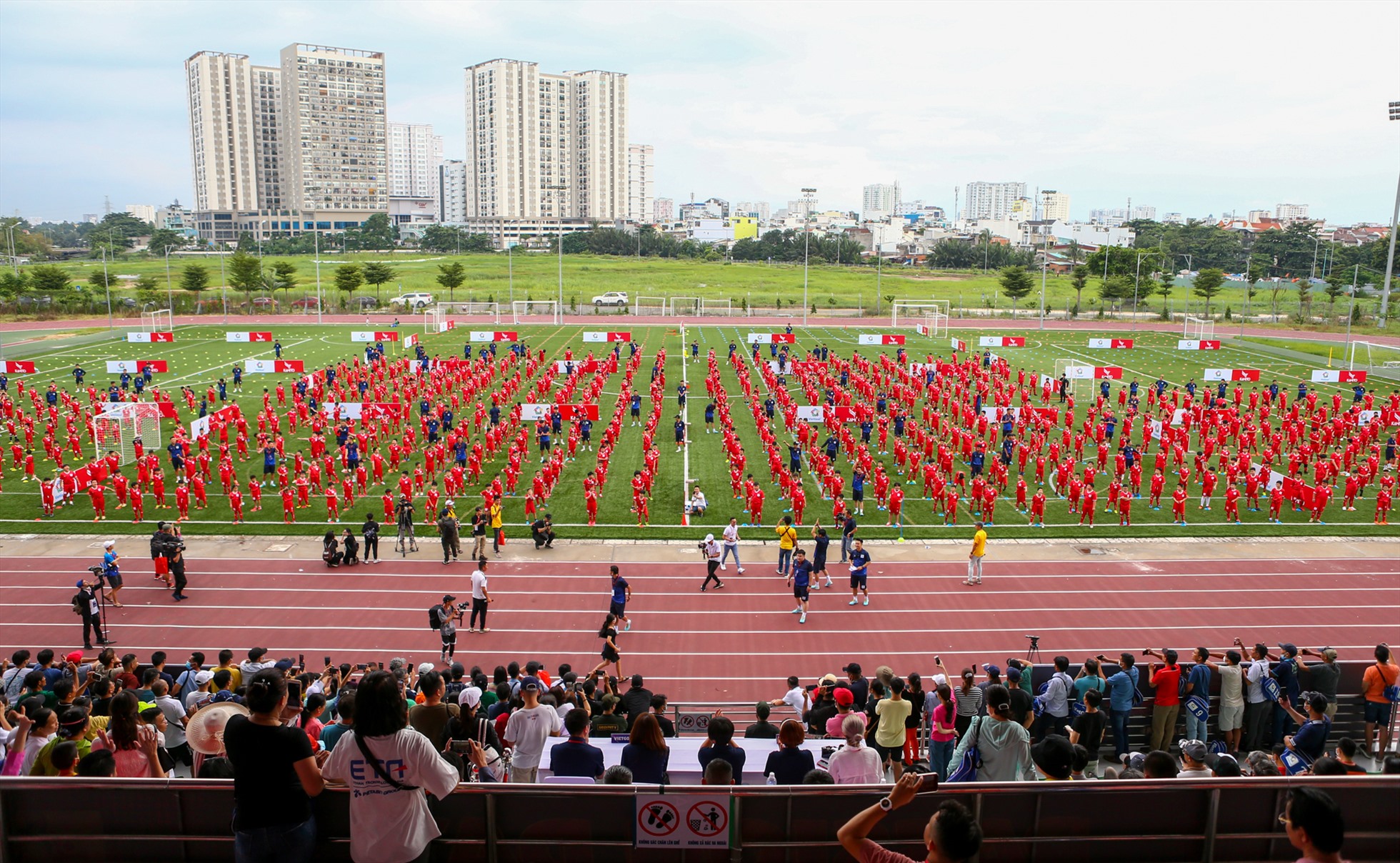 Trận đấu diễn ra giữa 2.000 học viên của Trung tâm bóng đá VietGoal và bên kia là các tuyển thủ Việt Nam cùng các nghệ sĩ. Ảnh: A.K