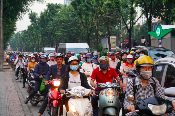 Các phương tiện tham gia giao thông nhích từng chút qua khu vực đường Kim Mã.