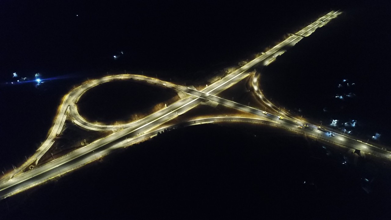 Cao tốc Vân Đồn - Móng Cái về đêm.