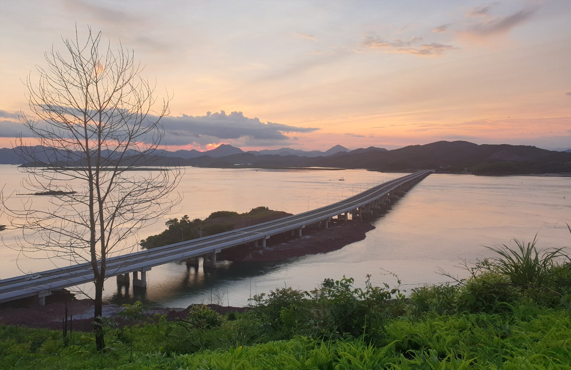 Cầu Vân Tiên - cây cầu dài nhất trong số 32 cầu vượt sông, biển trên toàn tuyến. Ảnh: CTV