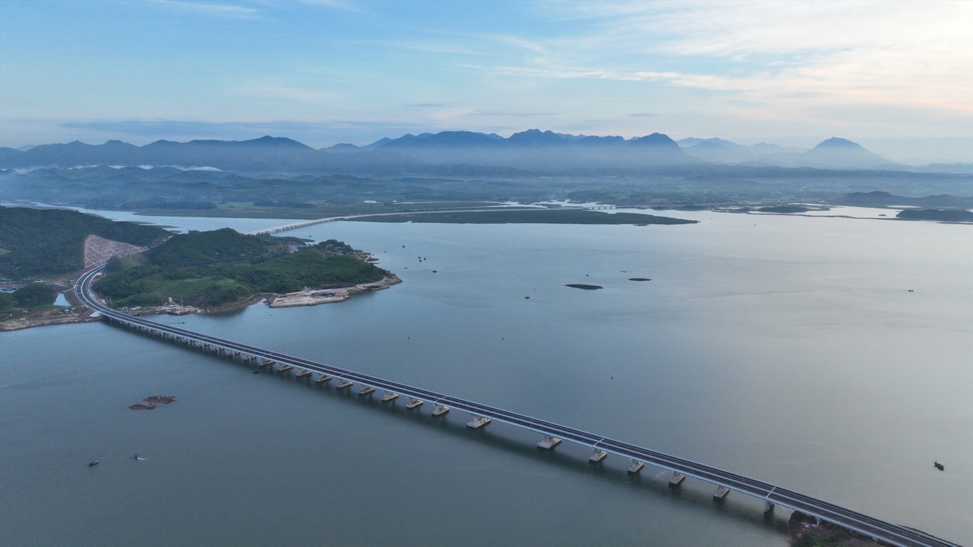 Cao tốc Vân Đồn – Móng Cái là một trong những cao tốc sở hữu nhiều cây cầu vượt biển, vượt sông suối với 32 cây cầu trên tuyến chính, với tổng chiều dài là hơn 7,9km (chiếm 10% tổng chiều dài tuyến). Ảnh: CTV