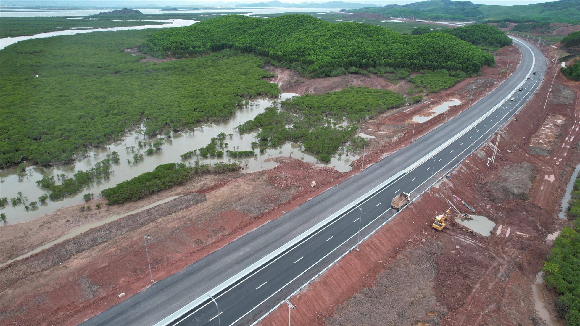 Cao tốc Vân Đồn – Móng Cái đi vào hoạt động sẽ hoàn thiện tuyến cao tốc từ Lào Cai đi qua Hà Nội, Hải Phòng đến TP Móng Cái, tạo thành tuyến cao tốc liền mạch dài nhất Việt Nam với chiều dài lên đến gần 600km. Ảnh: CTV
