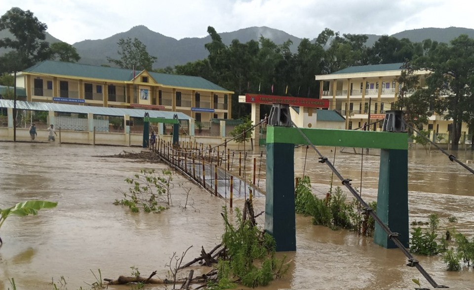 Trường Tiểu học số 1 xã Pá Khoang, TP.Điện Biên Phủ bị ngập sâu trong nước, trong khi chỉ còn hơn 1 tuần nữa là năm hoạc mới bắt đầu.