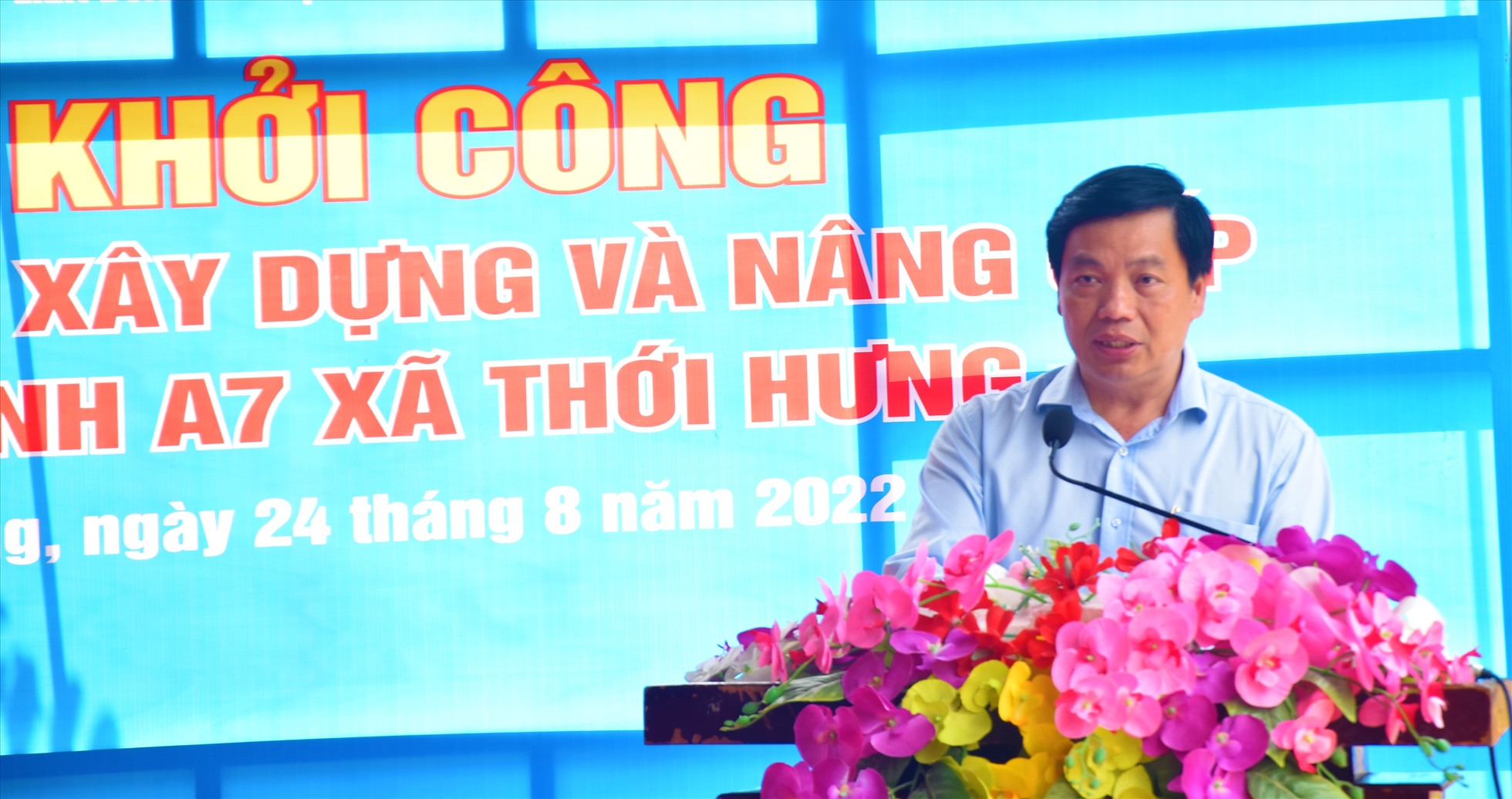 Phó Chủ tịch UBND huyện Cờ Đỏ Bùi Văn Kiệt phát biểu tại Lễ khởi công cây cầu Kênh A7. Ảnh: Th.N
