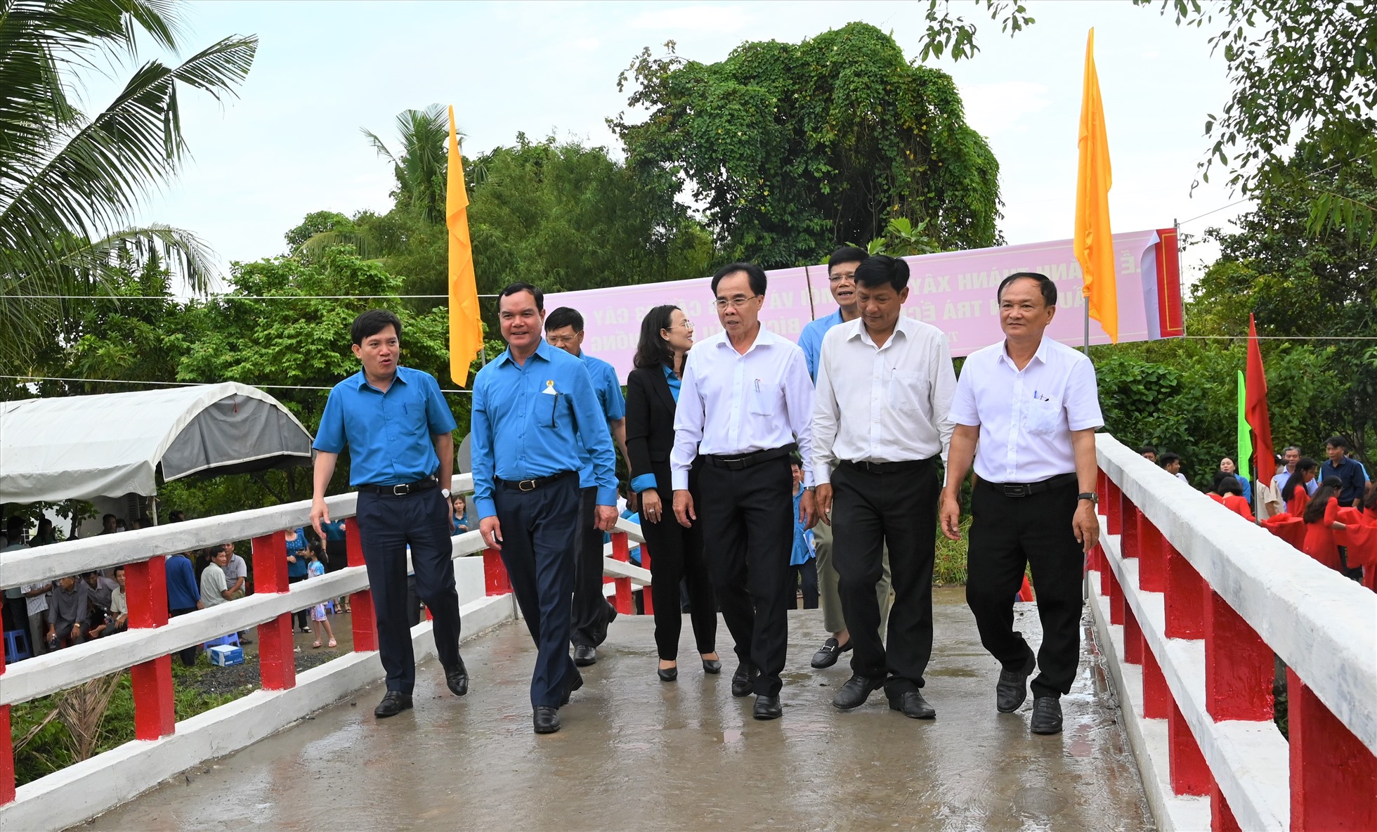 Lãnh đạo Tổng LĐLĐ Việt Nam và lãnh đạo Huyện ủy Phong Điền tại buổi lễ khánh thành 3 cây cầu. Ảnh: Tr.N