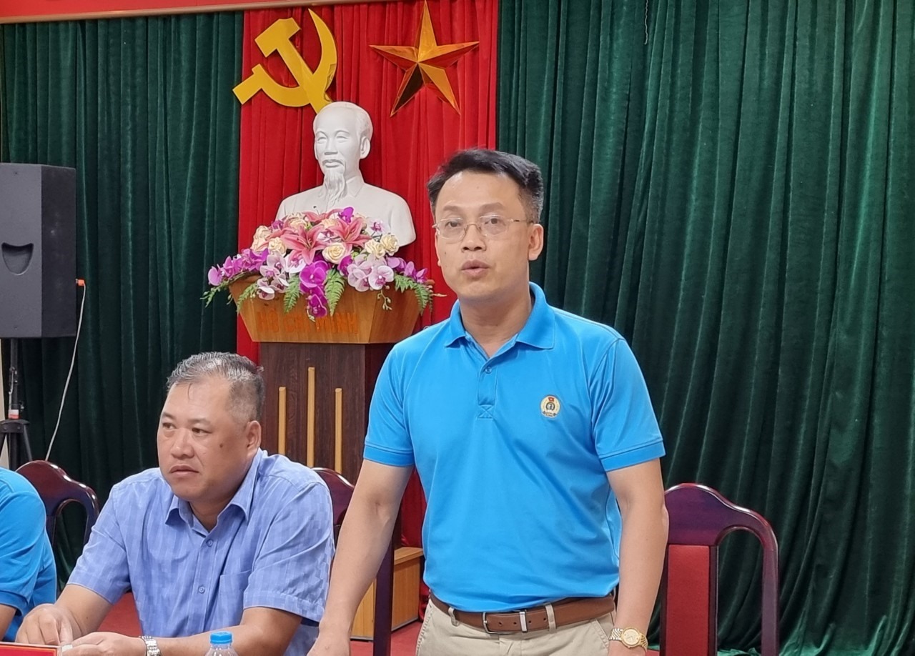 Đồng chí Nguyễn Chí Công - Phó Chủ tịch LĐLĐ tỉnh Nghệ An báo cáo về kết quả khảo sát nhu cầu hỗ trợ tín dụng của công nhân lao động. Ảnh: QĐ