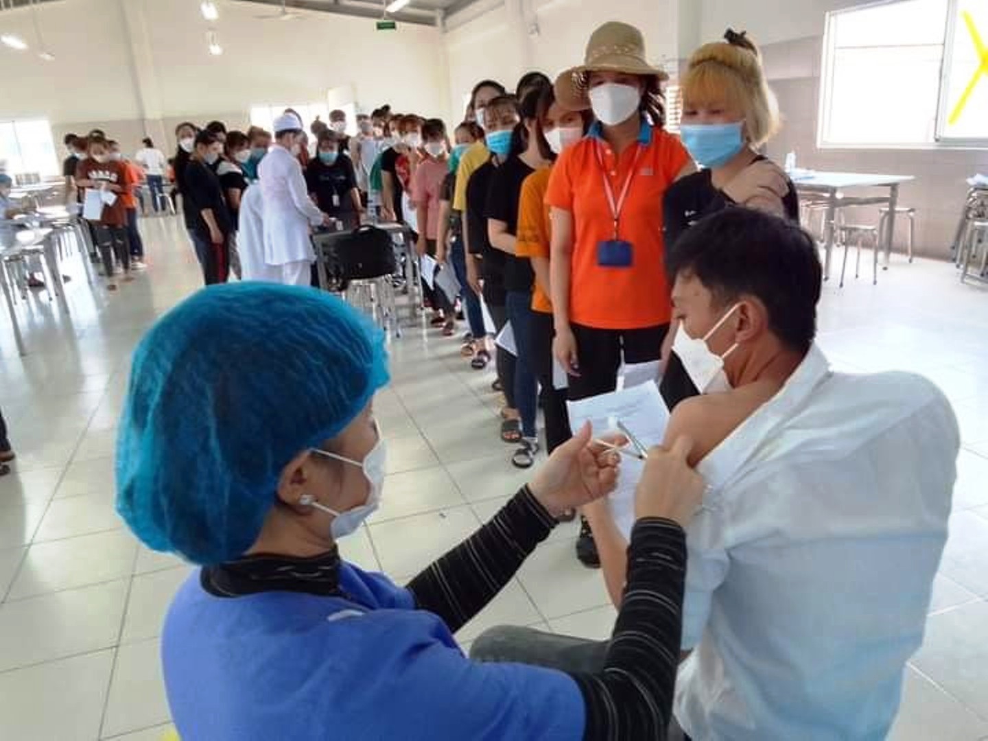 Tiêm vắc xin phòng Covid-19 tại Công ty TNHH South Sea Leather Wares Việt Nam ở xã Tịnh Phong, huyện Sơn Tịnh (Quảng Ngãi).