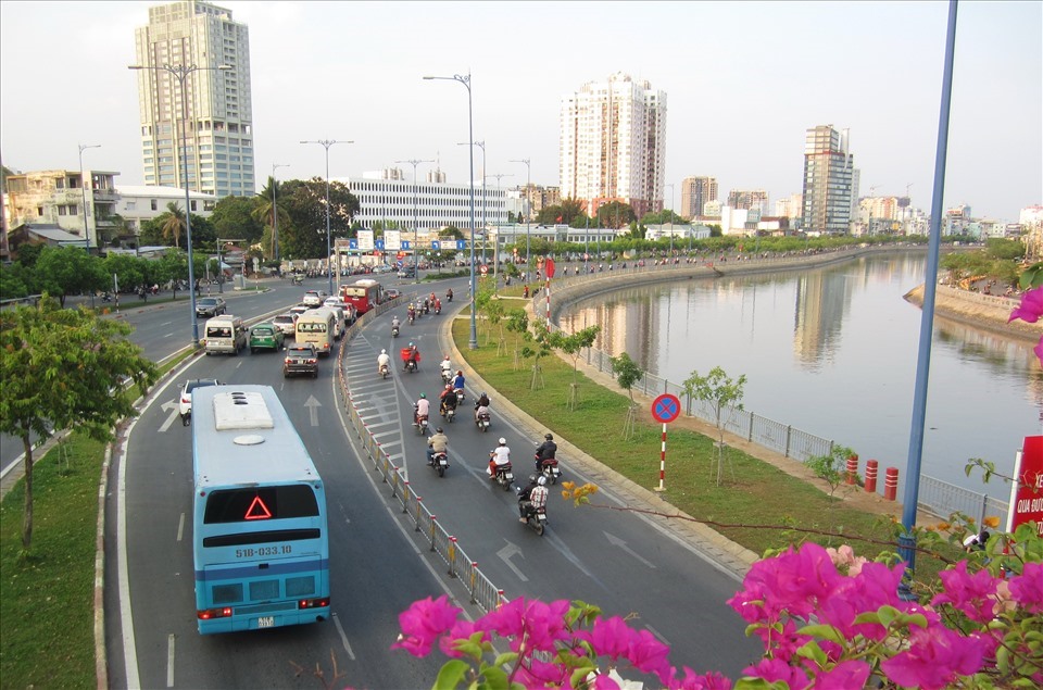 Đường Võ Văn Kiệt sẽ bố trí 2 làn sát dải phân cách trung tâm cho tuyến BRT số 1. Ảnh: Minh Quân