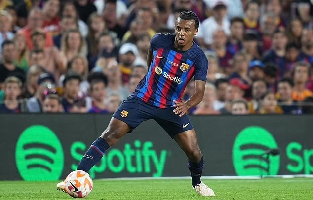Kounde trong màu áo Barcelona ở trận giao hữu tiền mùa giải. Ảnh: AFP