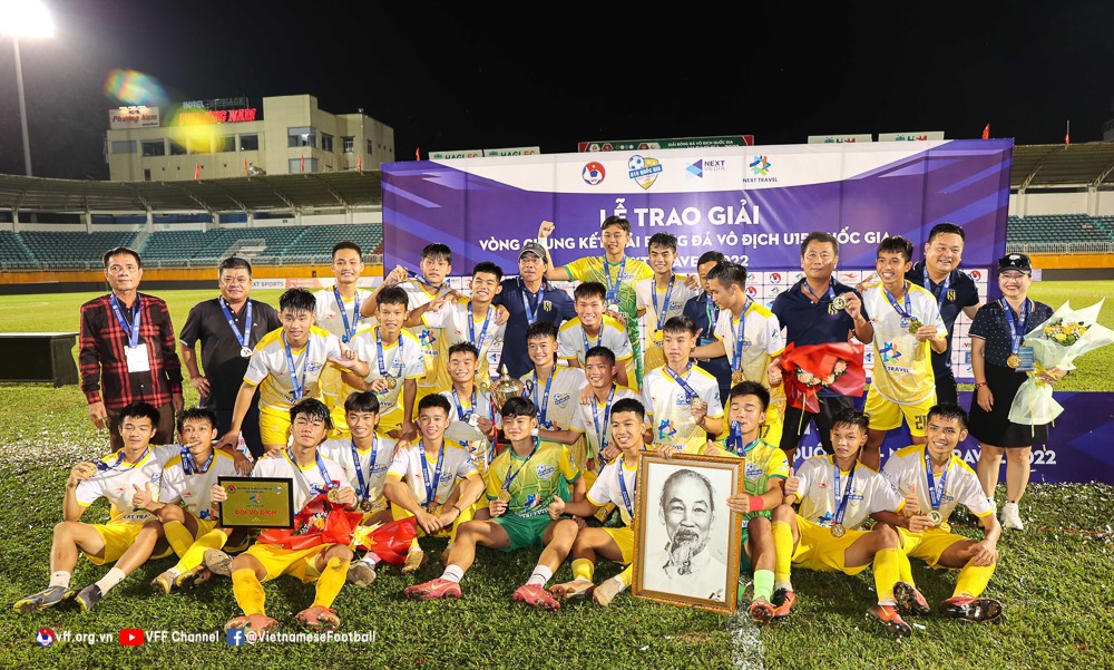 U15 Sông Lam Nghệ An đăng quang chức vô địch. Ảnh: VFF