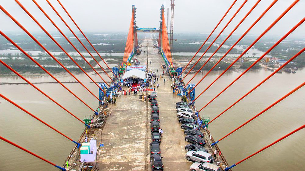 Cầu Bạch Đằng, nối Quảng Ninh - Hải Phòng, trên cao tốc Hạ Long - Hải Phòng thời điểm hợp long 28.4.2018. Ảnh Đỗ Phương