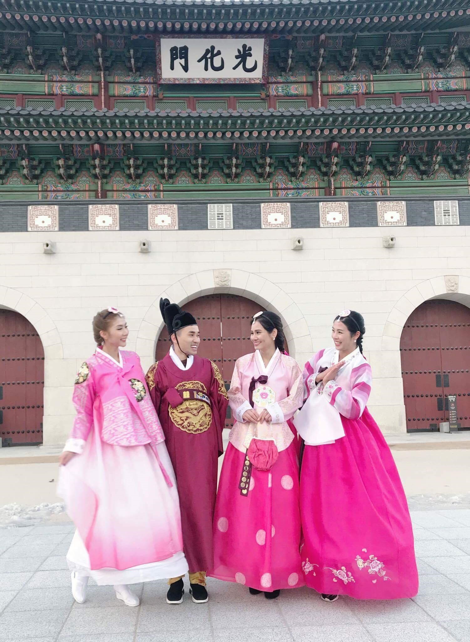 Hanbok được tận dụng để giới thiệu, quảng bá du lịch Hàn Quốc. Ảnh: FBNV