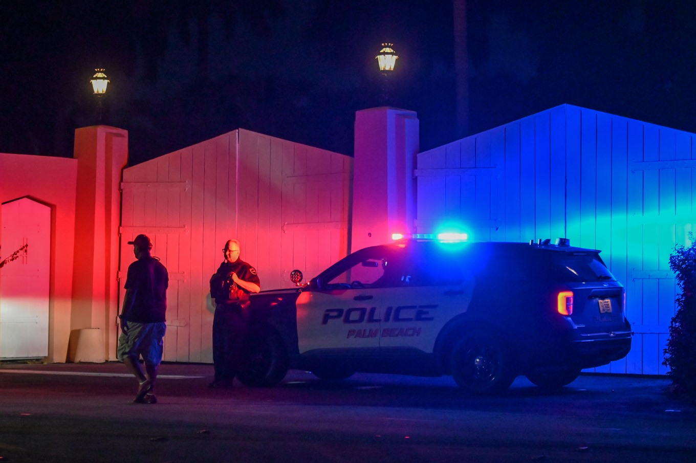 Xe cảnh sát bên ngoài dinh thự của cựu Tổng thống Mỹ Donald Trump ở Mar-a-Lago, Palm Beach, Florida, hôm 8.8. Ảnh: AFP