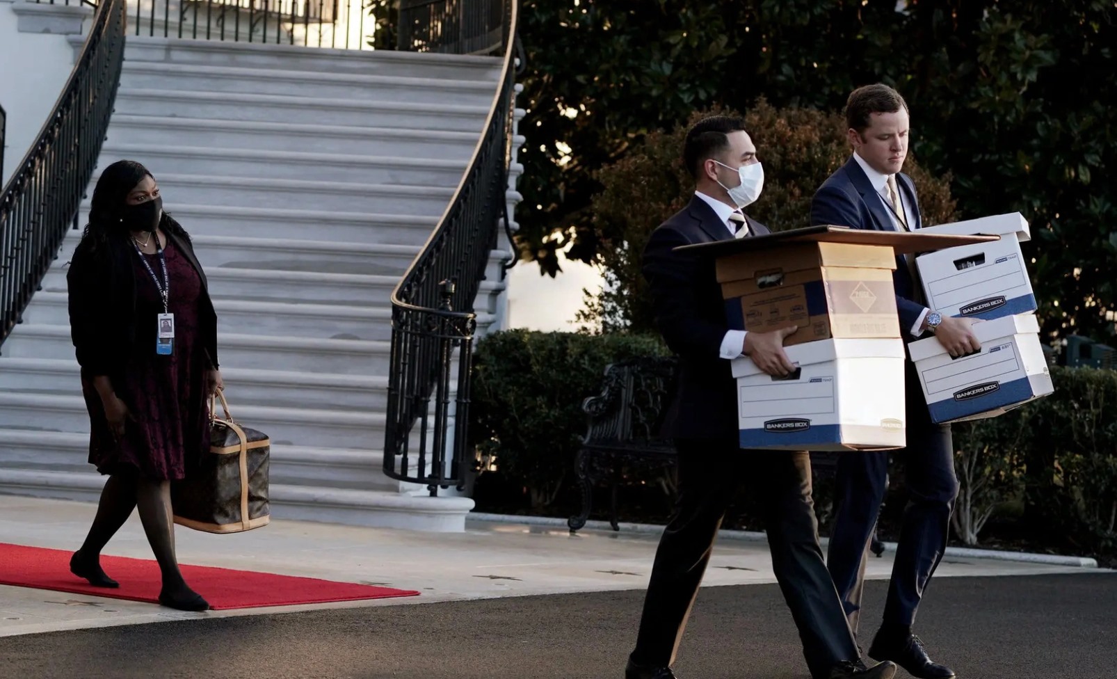 Các trợ lý chuyển các hộp đồ ra khỏi Nhà Trắng vào ngày cuối cùng trên cương vị tổng thống của ông Trump. Ảnh: NYT