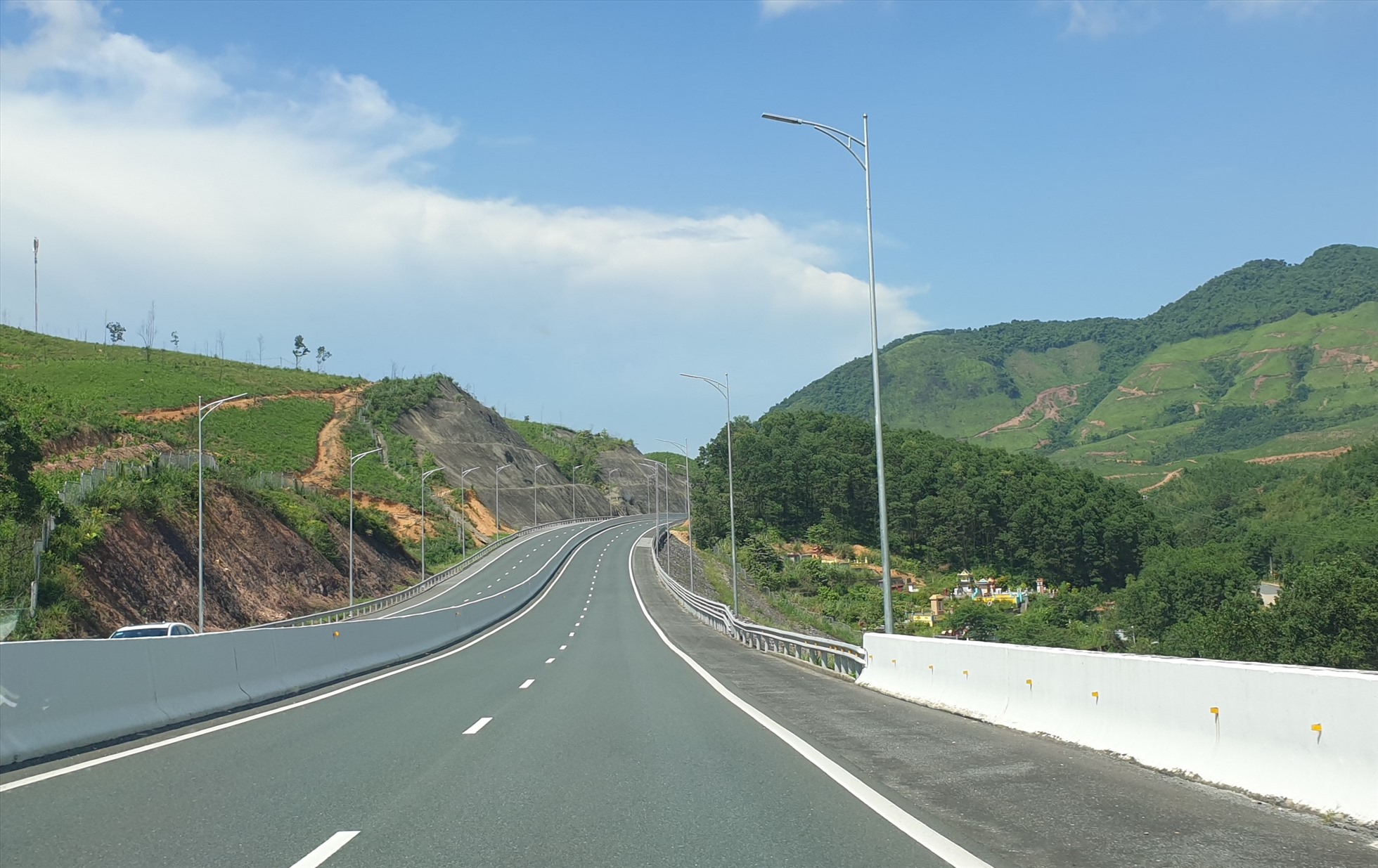 Cao tốc Hạ Long - Vân Đồn, dài hơn 60km, được đưa vào sử dụng năm 2019 nhưng đến nay vẫn chưa có trạm dừng chân. Ảnh: Nguyễn Hùng