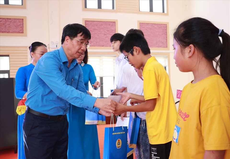 Chủ tịch Liên đoàn Lao động tỉnh Hà Nam Trịnh Văn Bừng trao quà cho các con. Ảnh: Hải Nguyễn
