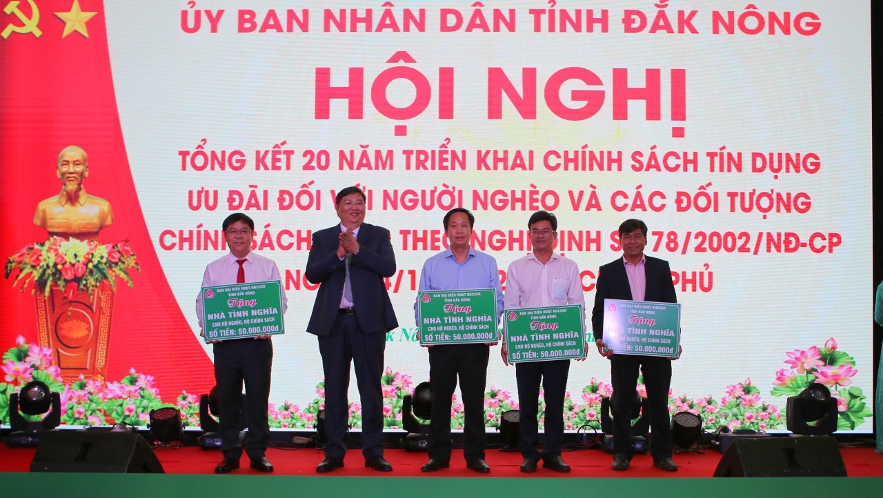 Ban đại diện HĐQT NHCSXH tỉnh Đắk Nông trao tặng 4 căn nhà tình nghĩa cho 4 hộ nghèo.