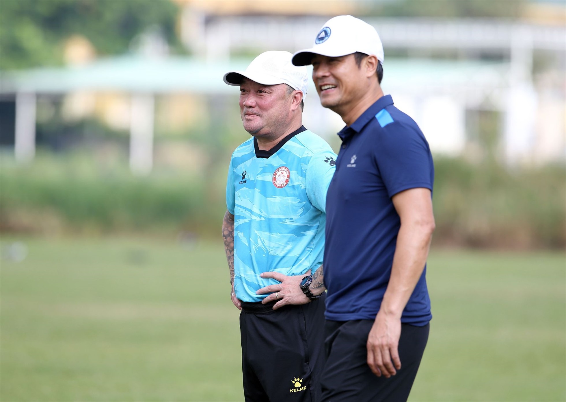 Chủ tịch Nguyễn Hữu Thắng cũng xuất hiện và trò chuyện khá lâu với huấn luyện viên Trương Việt Hoàng. Trước đó, ông Thắng cũng dẫn dắt câu lạc bộ TPHCM giành 1 chiến thắng và 1 trận thua ở vòng 12, 13 V.League 2022.