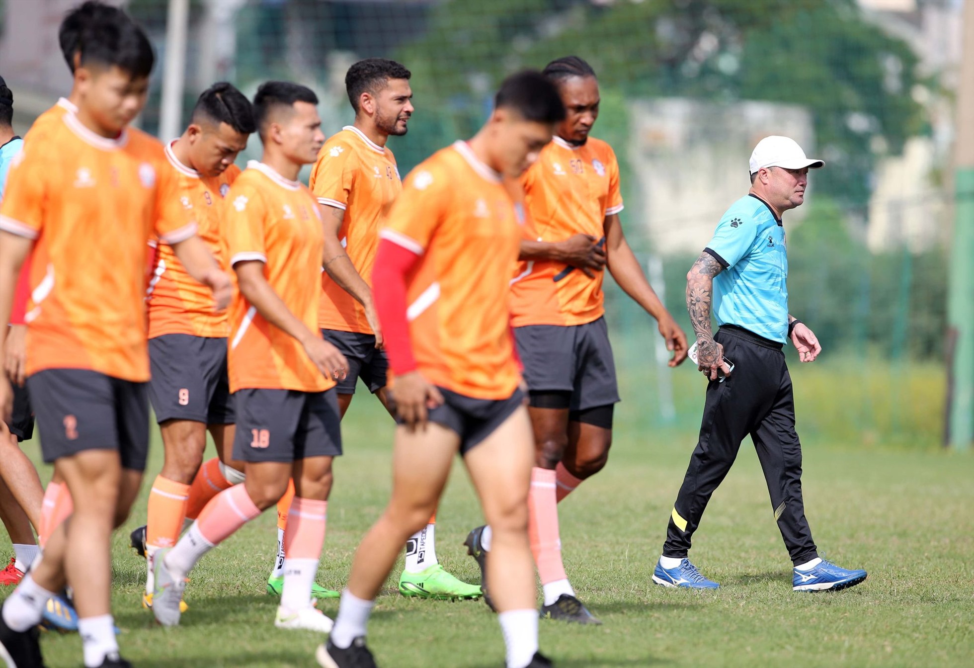 Sau phát biểu ngắn với các học trò trong ngày làm việc đầu tiên, huấn luyện viên Trương Việt Hoàng cho các cầu thủ bắt đầu buổi tập.