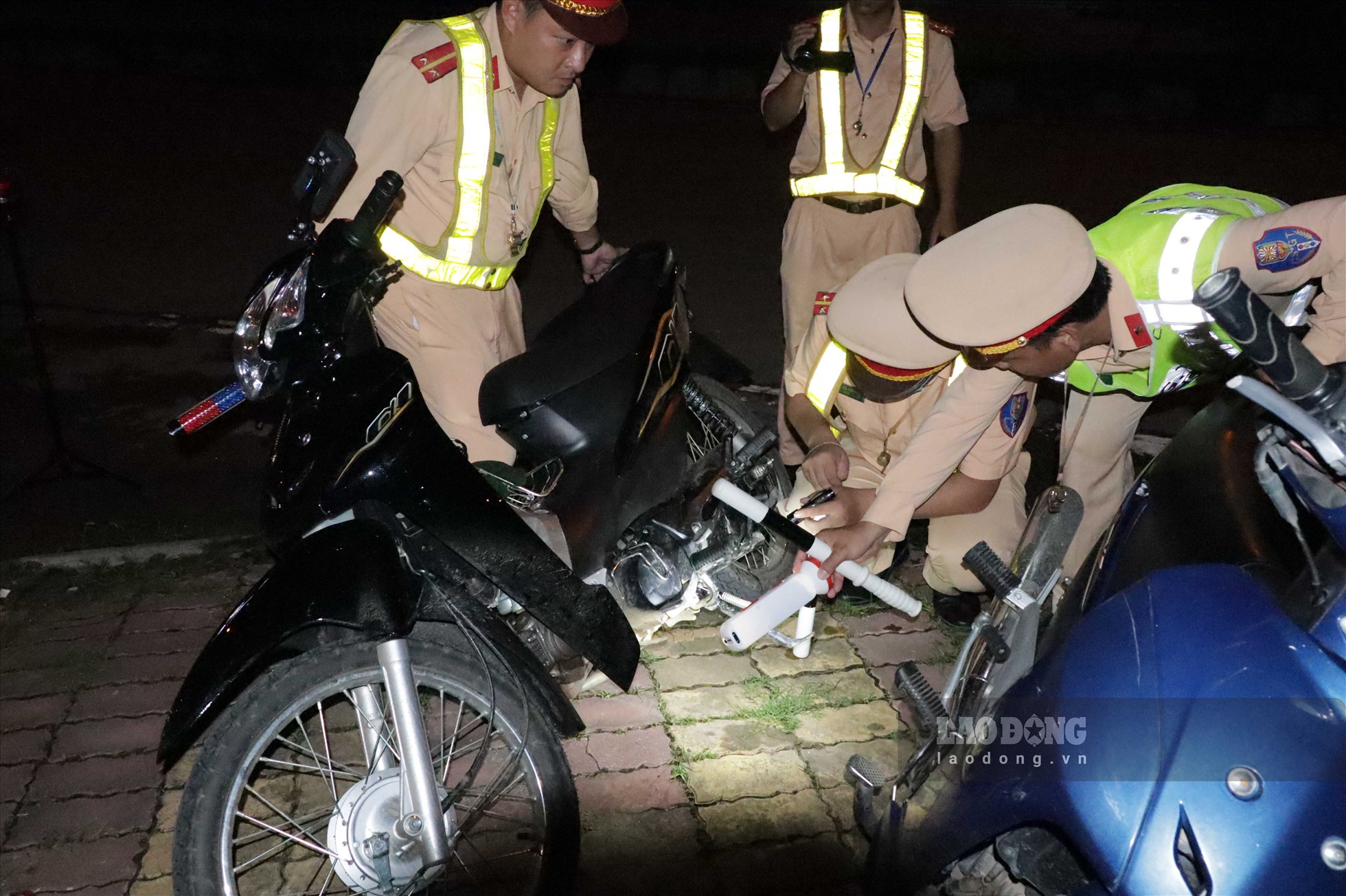 Trong đó, có nhiều phương tiện không gắn biển số vẫn di chuyển trên đường,...