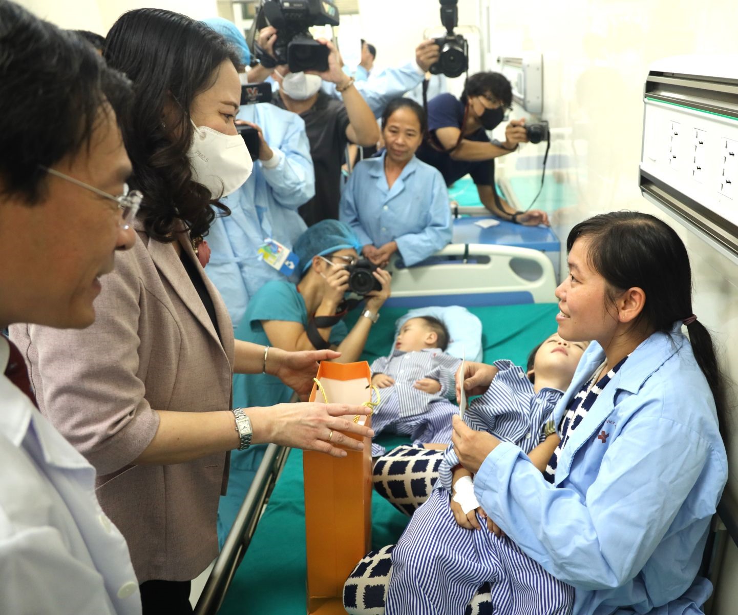 Phó Chủ tịch nước tặng quà trẻ em phẫu thuật nụ cười tại Bệnh viện Việt Nam - Cu Ba.