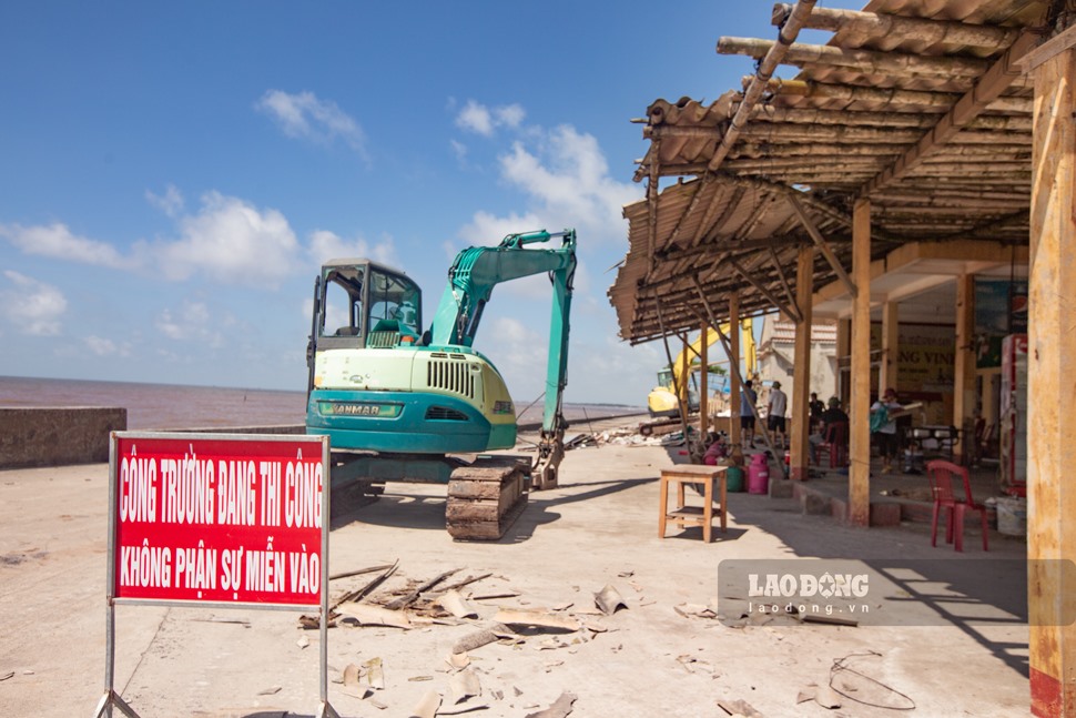 Thực hiện quy hoạch đô thị thị trấn Quất Lâm đến năm 2030 theo Quyết định số 2983 của UBND tỉnh Nam Định, thị trấn Quất Lâm đã tuyên truyền, vận động các hộ kinh doanh tự giác tháo dỡ các công trình trên đất, hoàn trả lại mặt bằng sau khi đã hết hạn thuê đất tại khu du lịch biển Quất Lâm.